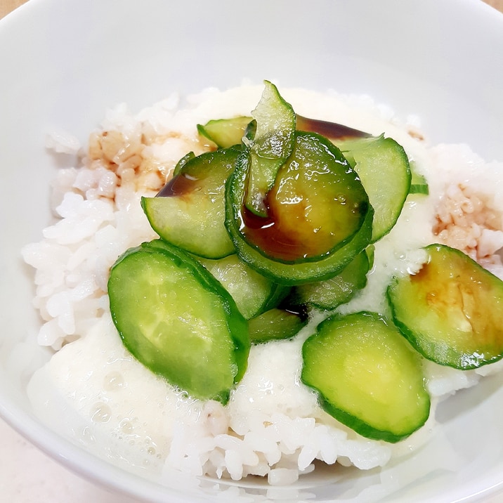 食物繊維！麦飯ととろろのキュウリもみトッピング♪